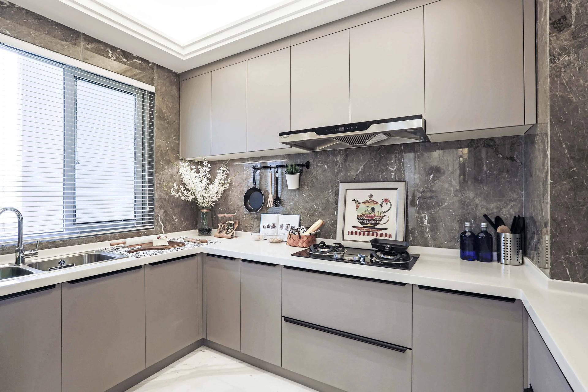 The Best of Classic and Contemporary — American-style cabinetry by Vamaylo