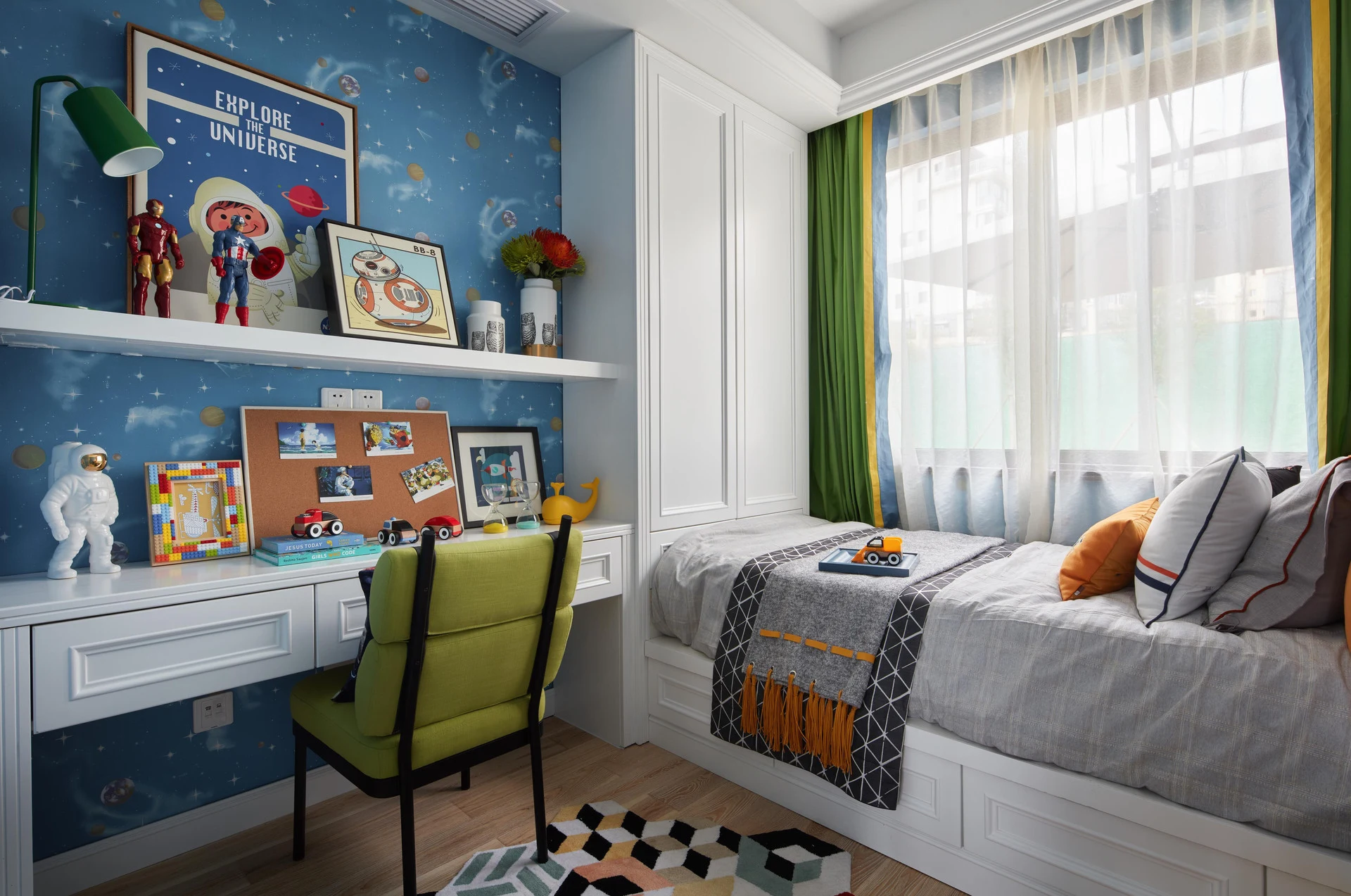 Kids' room with built-in desk, open shelving and curtains by Vamaylo