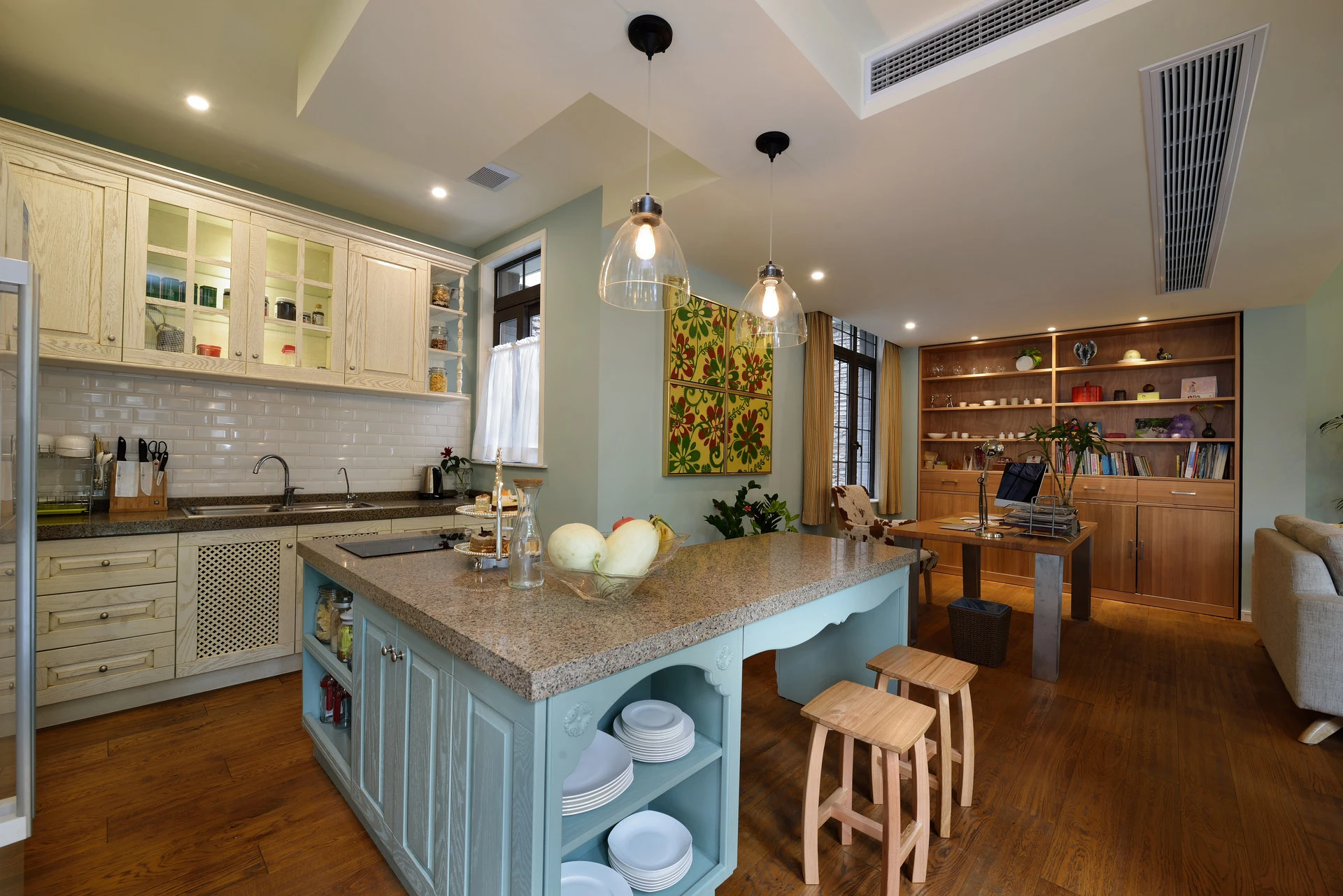 Farmhouse Warmth, Built to Work — American-style cabinetry by Vamaylo