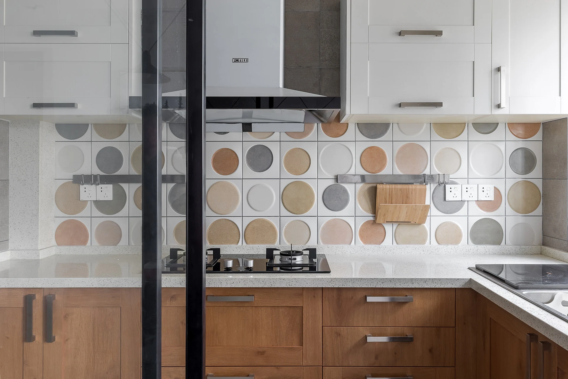 Two Tones, One Balanced Room design idea 2 — Vamaylo