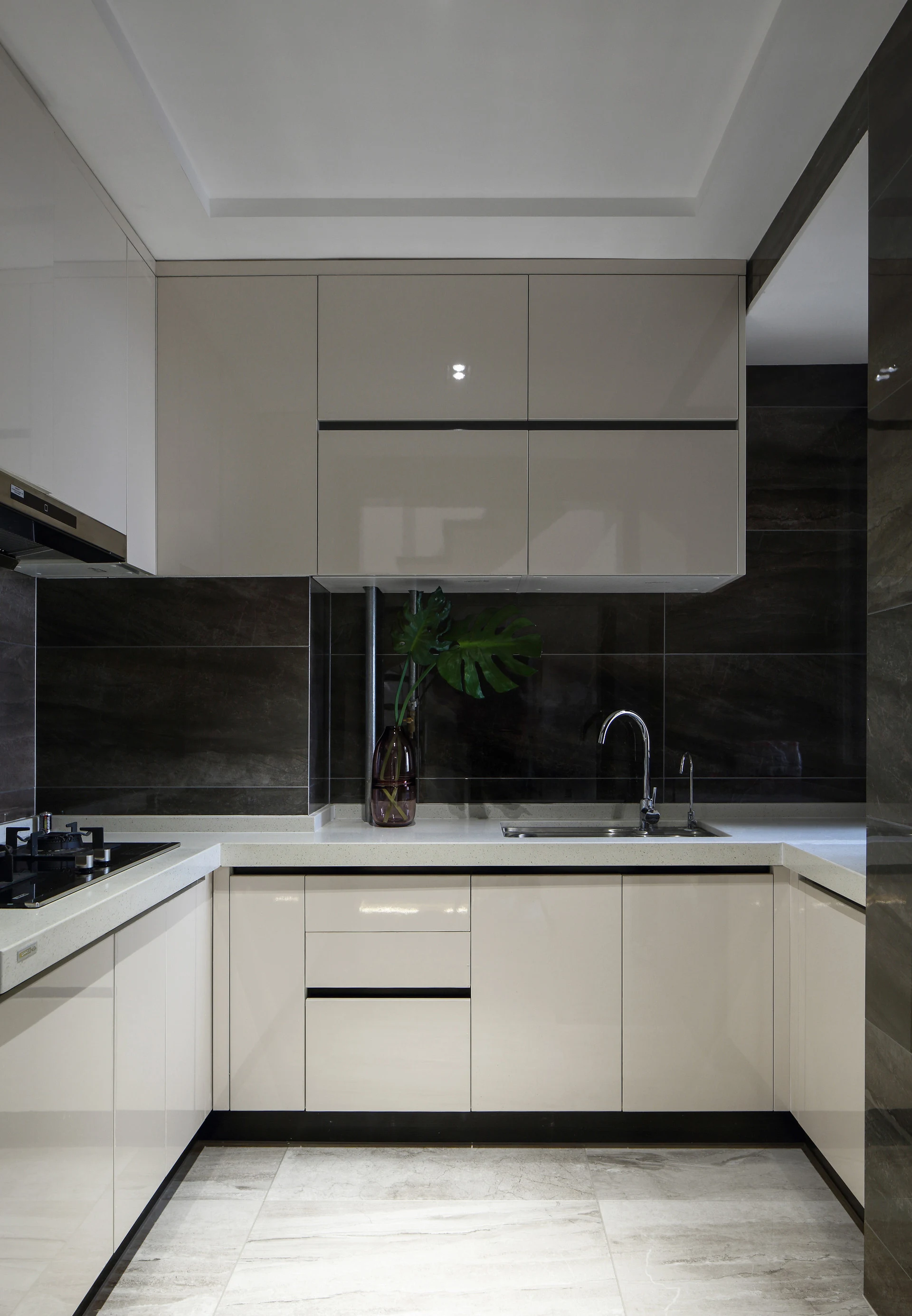 Two Tones, One Balanced Room design idea 3 — Vamaylo