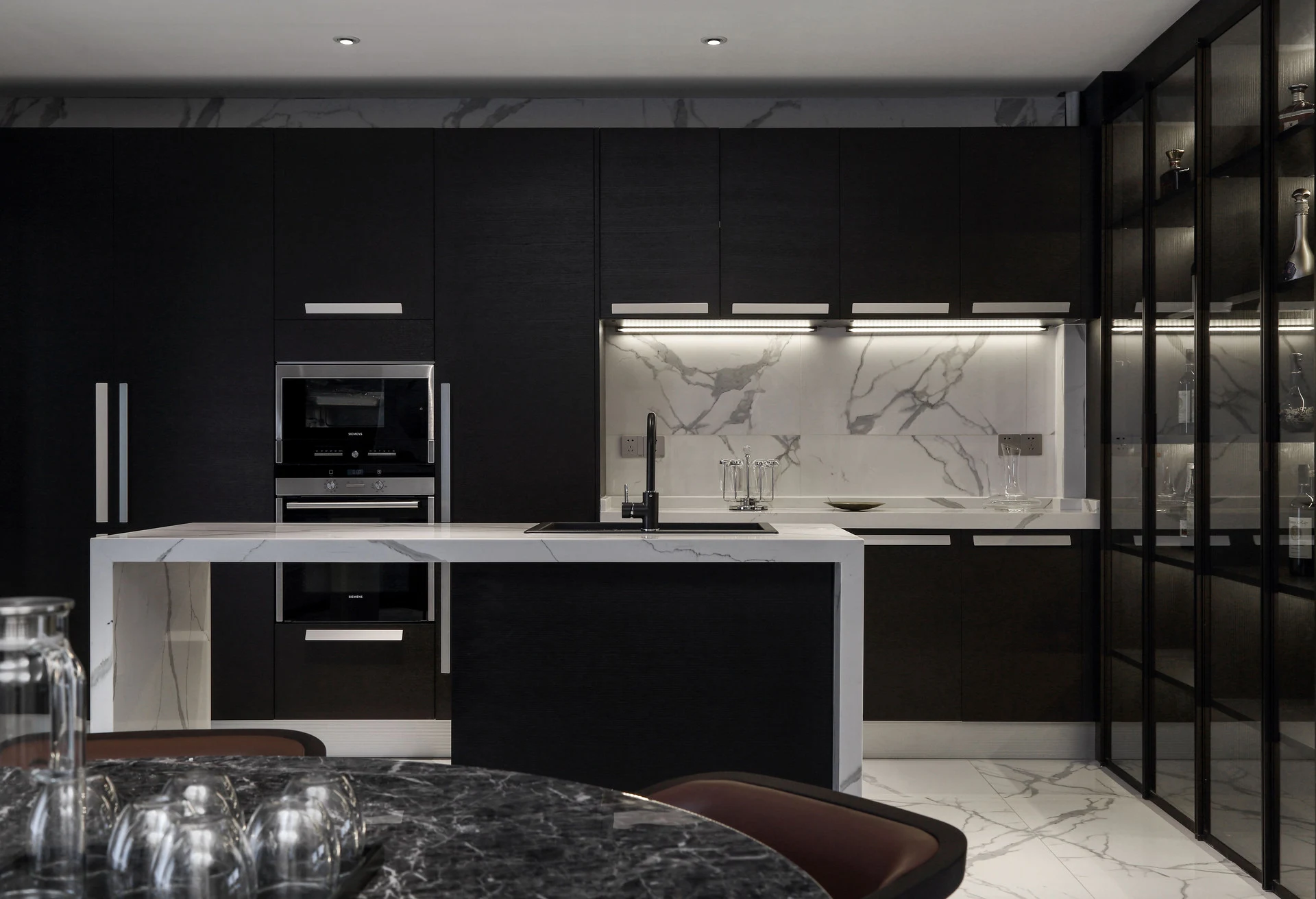 Two Tones, One Balanced Room design idea 4 — Vamaylo