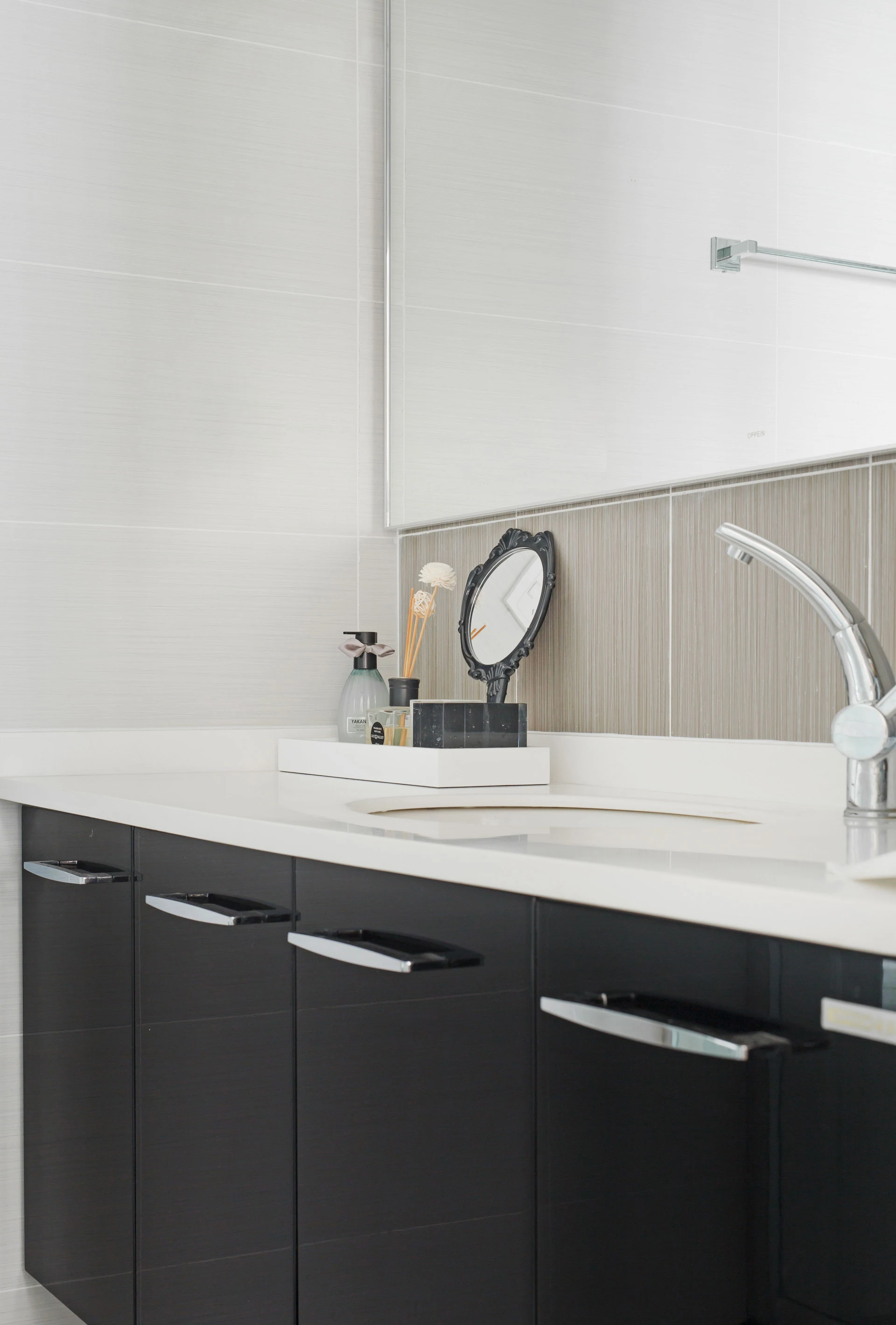 Two Tones, One Balanced Room design idea 5 — Vamaylo