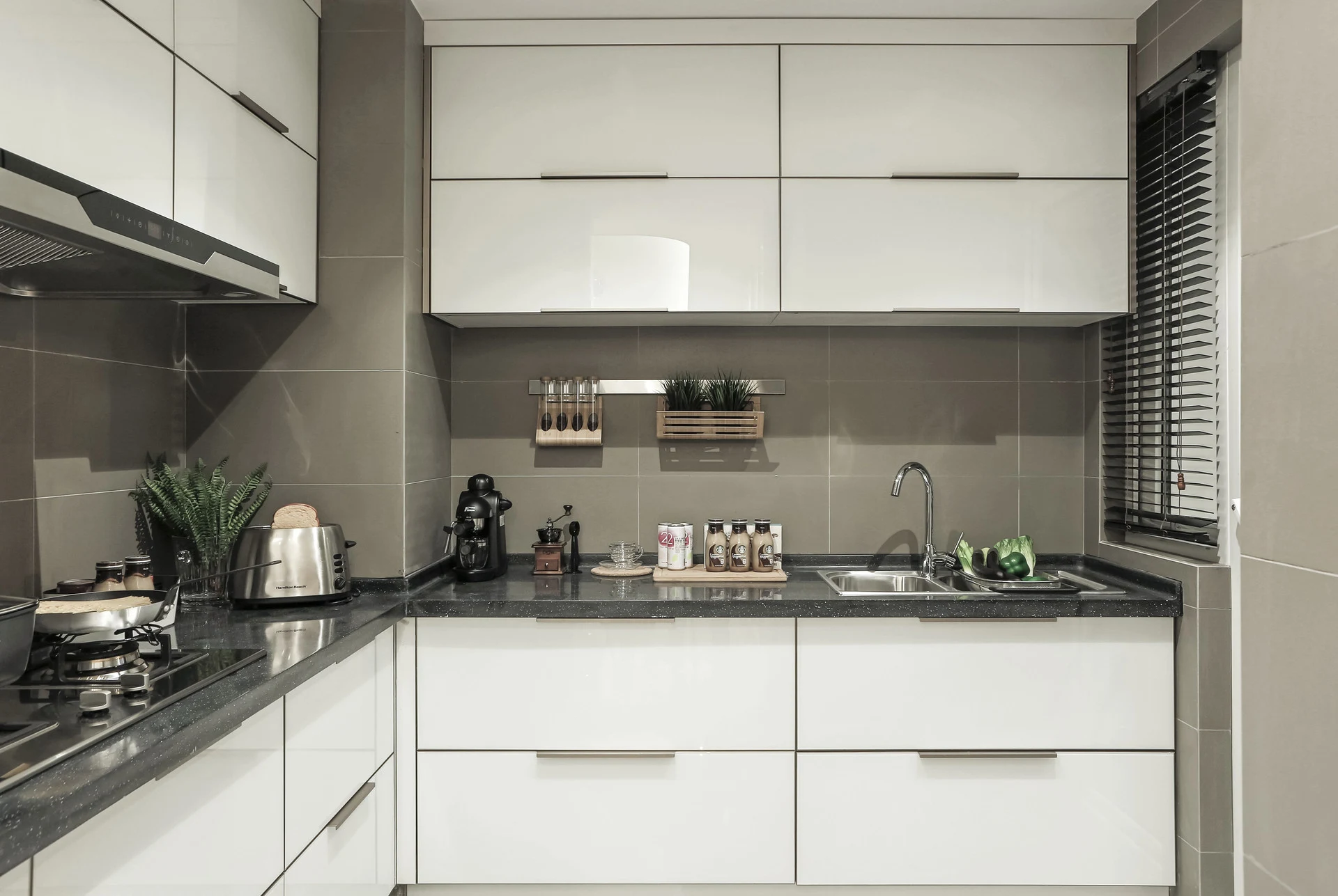 Two Tones, One Balanced Room design idea 7 — Vamaylo