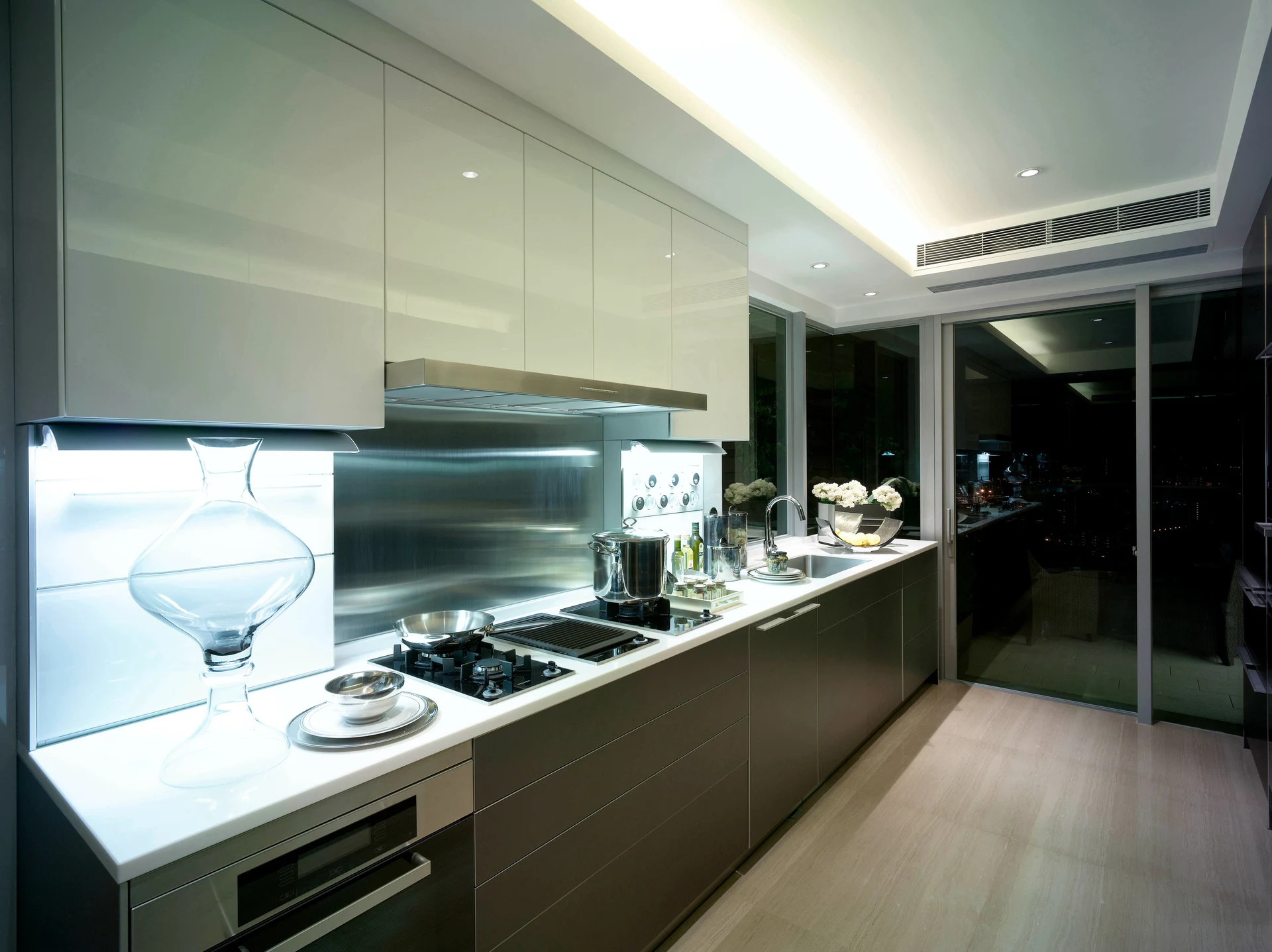 Dark modern galley kitchen with under-cabinet lighting by Vamaylo