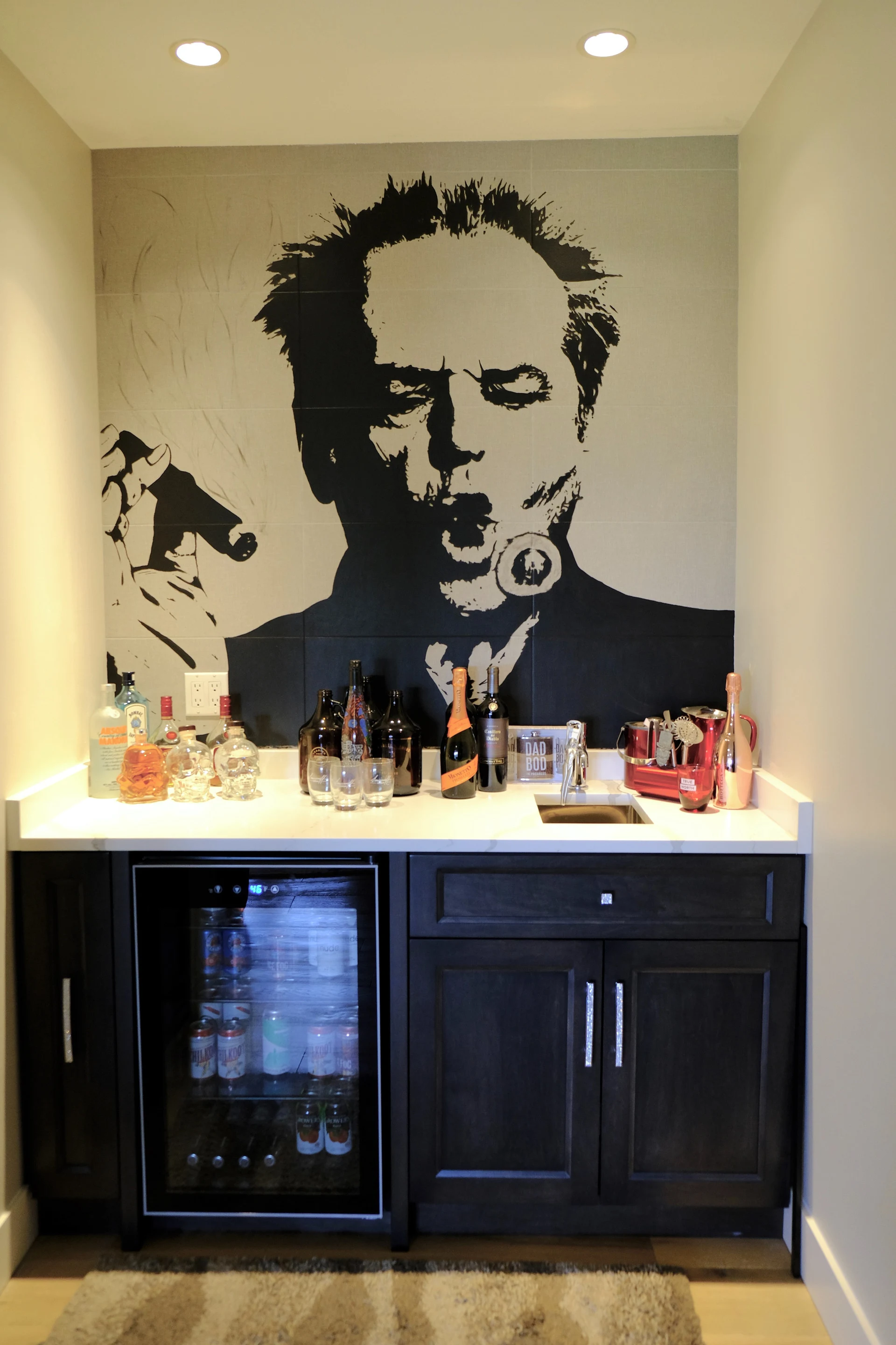 Black built-in bar cabinet with wine fridge and display shelving by Vamaylo
